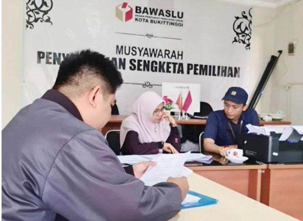 LAPORKAN— Tim hukum dari Calon Wali Kota (Cawako) Erman Safar secara resmi melaporkan kasus perusakan dan pencopotan alat peraga kampanye (APK) yang dilakukan beberapa orang diduga simpatisan Cawako berbeda di Bukittinggi.