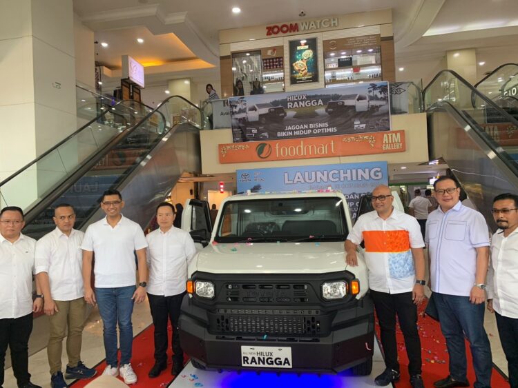 PELUNCURAN-Manajemen PT TAM bersama para kepala cabang dealer Toyota di Sumbar meperkenalkan All New Hilux Rangga di Padang.