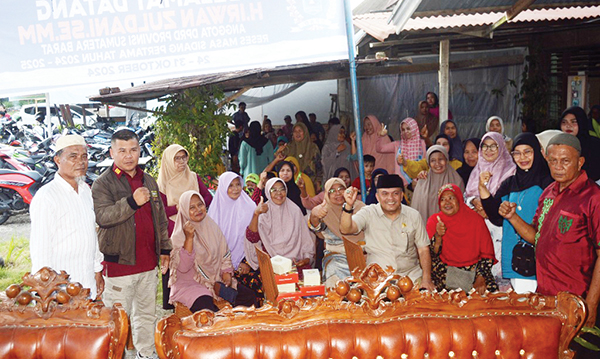 RESES I— anggota DPRD Sumbar Irwan Zuldani melakukan reses masa sidang pertama dengan mengunjungi warga di di Jalan Usang RT 01 RW 04 Kelurahan Sungai Sapih, Kecamatan Kuranji.