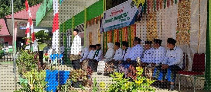 PERINGATAN—Apel peringatan Hari Santri Nasional Tahun 2024 di Kota Sawahlunto dipusatkan di Pesantren Ababil Lunto, Desa Lunto Timur.