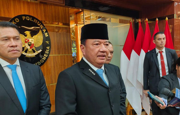 WAWANCARA— Menteri Koordinator Bidang Politik dan Keamanan (Polkam), Budi Gunawan
diwawanarai usai serah terima jabatan.