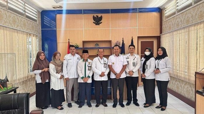 FOTO BERSAMA—Baznas-Sijunjung saat berkunjung ke Lapas Kelas I B Muaro-Sijunjung foto bersama.