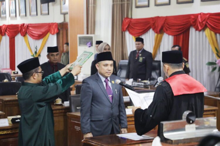 DILANTIK— Benny Yusrial dari Fraksi Partai Gerindra secara resmi dilantik menjadi Wakil Ketua DPRD Kota Bukittinggi masa jabatan 2024-2029, Senin (30/9) di Aula Utama Kantor DPRD Kota Bukittinggi.