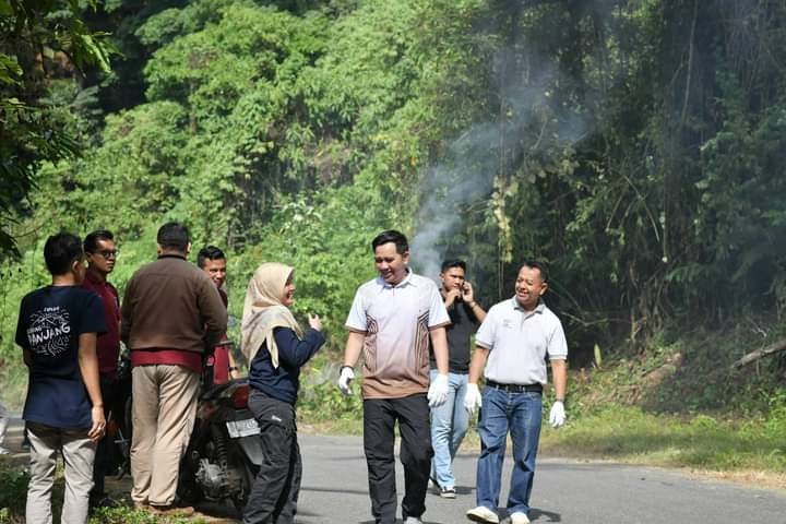 PIMPIN GORO—Penjabat (Pj) Wali Kota Sawahlunto Fauzan Hasan, terlihat langsung memimpin gotong royong gabungan perangkat daerah Pemko Sawahlunto untuk
membersihkan jalan di kawasan menuju destinasi wisata Puncak Cemara, pada Jumat (25/10).