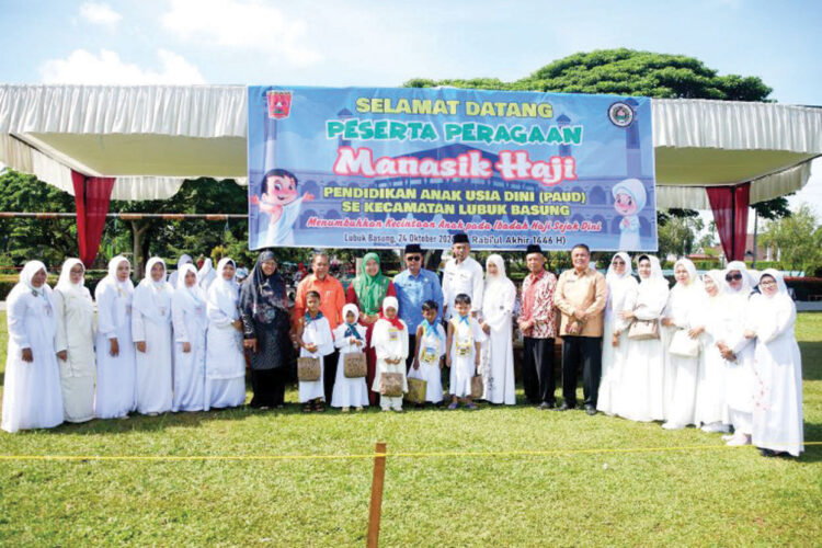 MANASIK HAJI— Staf Ahli Bupati Bidang Kemasyarakatan dan Sumberdaya Manusia, Roza Syafdefianti SSTP MSc membuka secara resmi kegiatan simulasi manasik haji
TK/PAUD se-Kecamatan Lubuk Basung di GOR Rang Agam, Kamis (24/10).