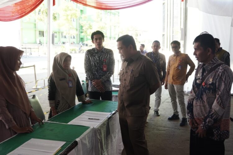 MONITORING— Pjs Bupati Limapuluh Kota saat melakukan monitoring pelaksanaan tes CPNS Kabupaten Lima Puluh Kota.