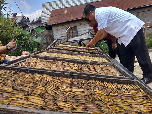 BERSAMA—Calon Wakil Bupati Lima Puluh Kota, Ferizal Ridwan atau akrab disapa Feri Buya ketika bersama pelaku usaha Sale Pisang.