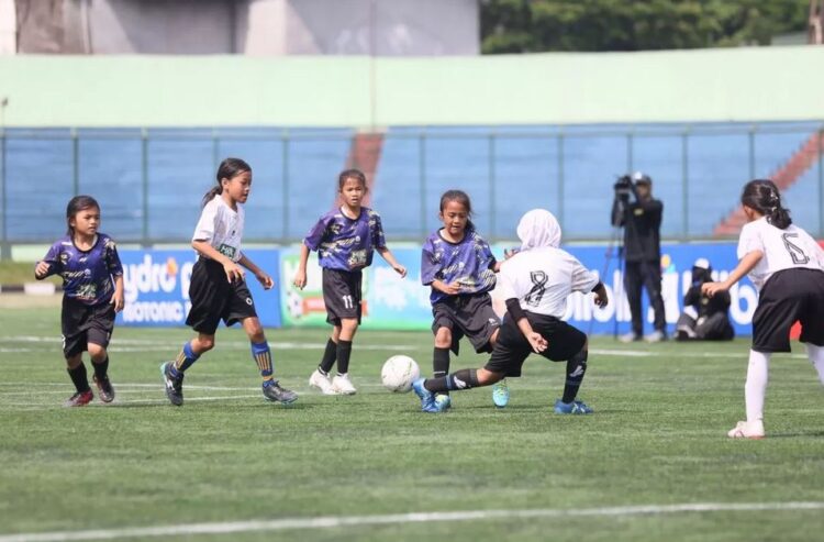 SEPAK BOLA PUTRI— Salah satu pertandingan sepak bola putri MilkLife Soccer Challenge Bandung Series 2 2024 di Stadion Siliwangi.