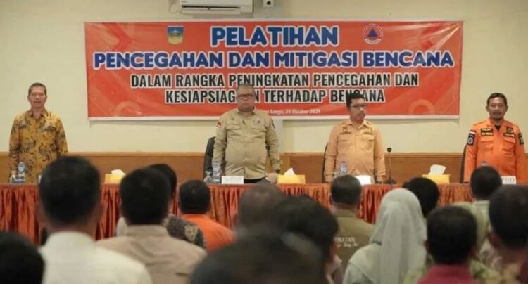 DAMPINGI—Sekretaris Daerah Kabupaten Solok Selatan Syamsurizaldi didampingi Asisten I Efi Yandri dan Kalaksa BPBD saat pelatihan pencegahan dan mitigasi bencana.