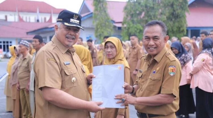 SERAHKAN—Wali Kota Solok Zul Elfian Umar saat menyerahkan piagam penghargaan ke sejumlah perwakilan OPD di lingkup pemerintah Kota Solok, Sumatera Barat.