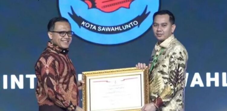 TERIMA—Penjabat Wali Kota Sawahlunto Fauzan Hasan terima penghargaan pembinaan inovasi pelayanan publik terbaik untuk Kota Sawahlunto dari MenPANRB Azwar Anas, Selasa (8/10).