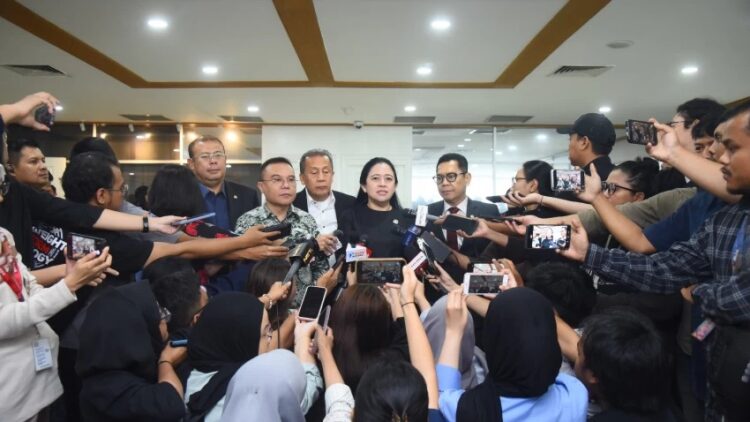 BERI KETERANGAN—Ketua DPR RI Puan Maharani memberikan keterangan seusai rapim dan rapat konsultasi perdana, di Gedung Nusantara II DPR RI, Senayan, Jakarta.