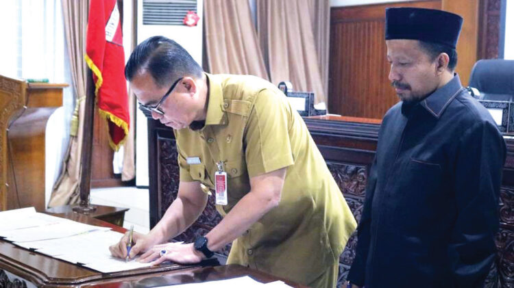 TANDATANGAN— Pj Walikota Bukittinggi, Hani Syopiar Rustam menandatangani berita acara Kesepakatan Bersama KUA PPAS APBD Kota Bukittinggi Tahun Anggaran 2025, Senin (21/10).