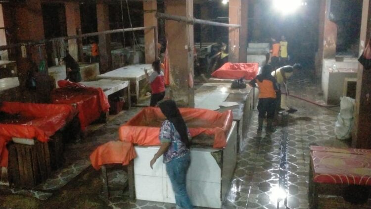 BERSIHKAN—Terlihat petugas Dinas Lingkungan Hidup (DLH) dan Damkar berjibaku bersihkan los daging dan los ikan dari bau amis yang menyengat.