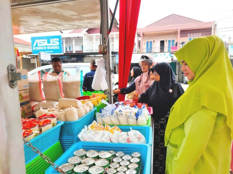 LAYANAN—Terlihat petugas Dinas Pangan Kota Solok saat melakukan peayanan pada kegiatan  Gerakan Pangan Murah (GPM).