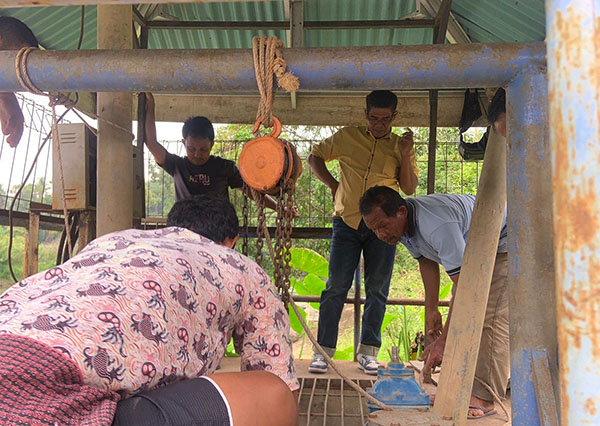 TURUN—Direktur PDAM Sawahlunto Julmardizon, ST, langsung terjun ke lokasi dimana terjadi persoalan pipa bocor, lepas dan panel pompa yang rusak, dokumen selama 2 bulan kerja bukti keseriusan PDA