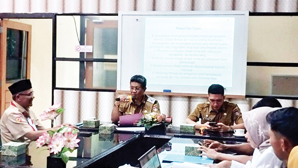 PERSIAPAN SUMPAH PEMUDA— Kepala DisporA Kota Padang Afriadi, memimpin rapat persiapan menyambut Hari Sumpah Pemuda, di Aula Lantai II Dispora Kota Padang, Selasa (22/10).