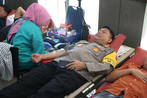 DONOR DARAH-Kabid Humas Polda Sumbar, Kombes Pol Dwi Sulistyawan mendonorkan darahnya dalam kegiatan bakti sosial peringatan Hari Jadi Humas Polri ke-73.