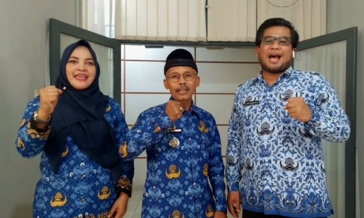 SEMANGAT—Kepala Puskesmas Sungai Durian, drg. Yuliana Sari, Kepala Puskesmas Kolok dr. Ilham beserta Camat Barangin Subandi semangat pada siswa..