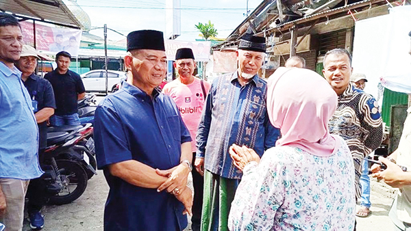 TEMUI EMAK-EMAK PENJUAL GORENGAN— Mahyeldi dan Calon Wakil Wali Kota (Cawawako) Padang nomor urut 2, Amasrul, menjumpai emak-emak penjual gorengan di Simpang Haru, Kecamatan Padang Timur, Kota Padang, Senin (21/10) lalu.