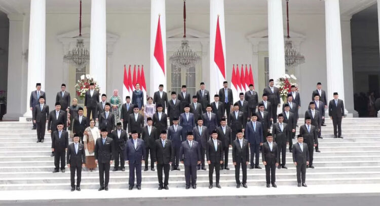 USAI DILANTIK— Presiden Prabowo Subianto (depan, tengah) didampingi Wakil Presiden Gibran Rakabuming Raka (depan, keempat kanan) berfoto bersama jajaran Menteri dan Kepala Lembaga Tinggi Negara Kabinet Merah Putih yang baru dilantik.