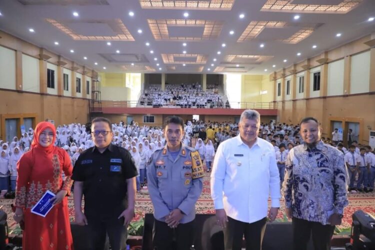 FOTO BERSAMA—Wali Kota Solok, Zul Elfian foto bersama usai pembukaan kegiatan Indonesia Makin Cakap Digital