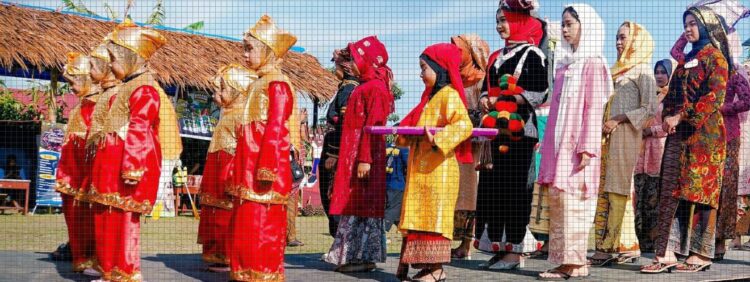 BAJU SAISUAK— Kaum ibu mengikuti lomba fashion show Baju Saisuak di Desa Wisata Kubu Gadang, Sabtu (26/10).