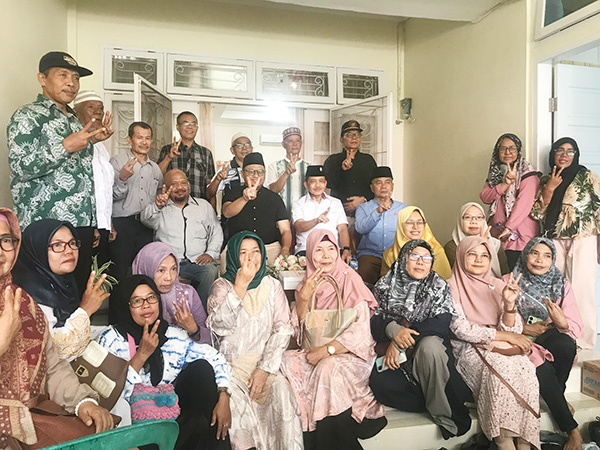 FOTO BERSAMA— Foto bersama pasangan Calon Walikota dan Wakil Walikota Padang, Muhammad Iqbal-Amasrul dengan Komunitas Padang Bersih yang diketua oleh Yuspar.