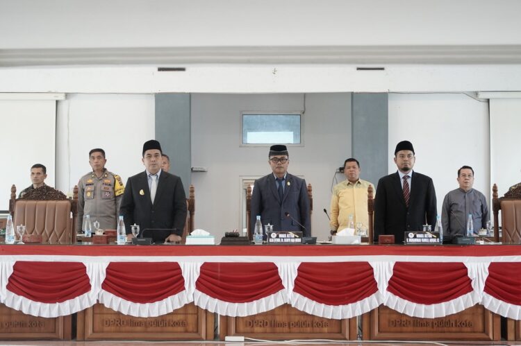 PENDAPAT AKHIR—Pjs Bupati Limapuluh Kota, saat mengikuti rapat paripurna mendengarkan pandangan fraksi di DPRD terkait APBD-P tahun 2024.