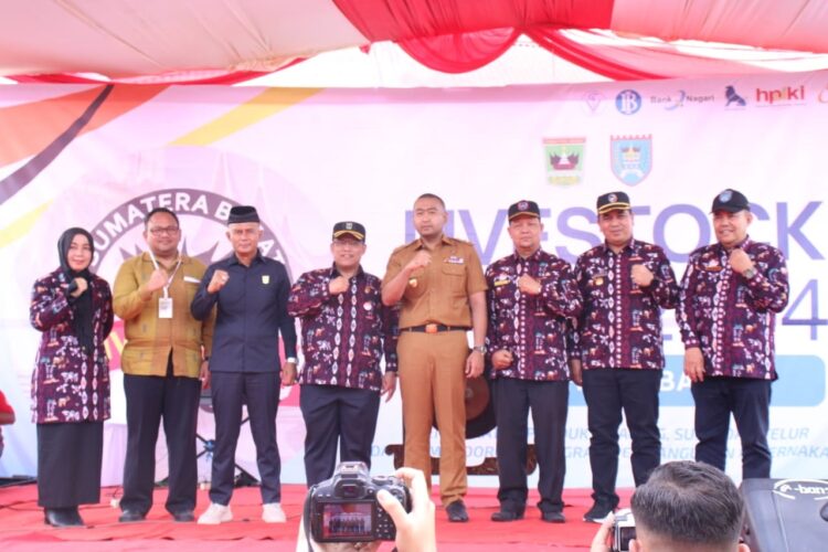 PEMBUKAAN LIVESTOCK EXPO— Plt Gubernur Sumbar Audy Joinaldy membuka Livestock Expo 2024, di Pasar Ternak Payakumbuh, Kelurahan Koto Panjang.