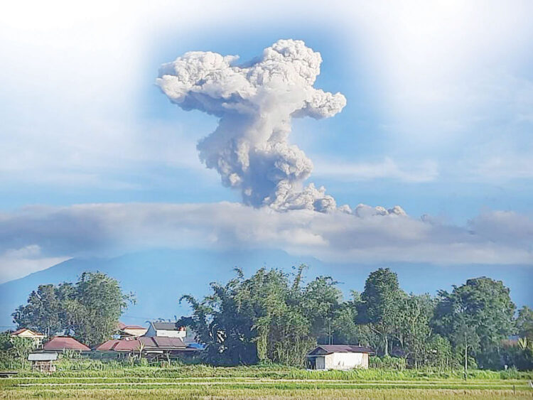 ERUPSI MARAPI— Gunung Marapi di Sumatera Barat kembali erupsi dengan tinggi letusan abu vulkanik mencapai 1.000 meter dari atas puncak disertai bunyi dentuman. Erupsi ini menjadi yang kedua kalinya pada Sabtu (26/10).