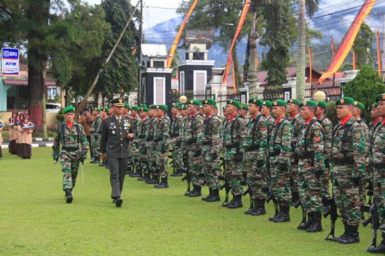 PERIKSA PASUKAN—Komandan Distrik Militer (Dandim) 0305 Pasaman, Letkol Arh Budi Prasetya saat melakukan pemeriksaan pasukan upacara HUT TNI ke 79.