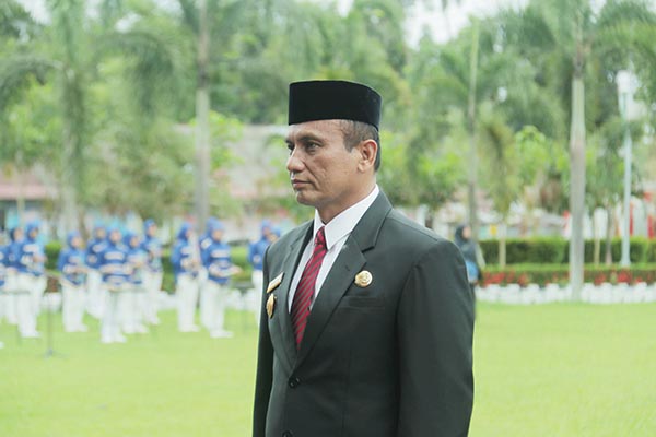 INSPEKTUR UPACARA— Pjs Bupati Agam, Dr. Endrizal, SE, M.Si, bertindak sebagai
Inspektur Upacara peringatan Hari Kesaktian Pancasila di halaman Kantor Bupati,
Padang Baru, Lubuk Basung.