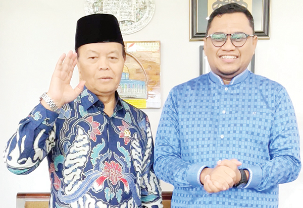 DUKUNGAN—Cawako Padang Muhammad Iqbal nomor urut 2, bersama Wakil Ketua MPR RI Hidayat Nur Wahid, beberapa waktu lalu.