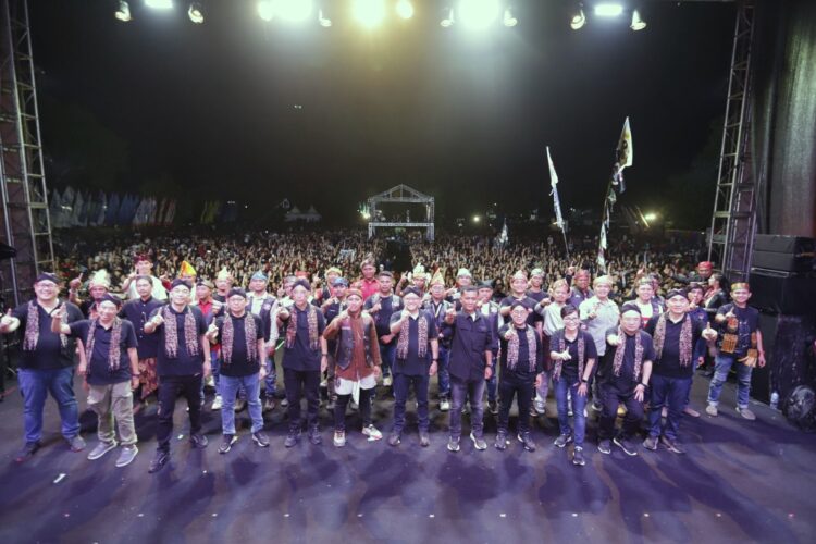 HONDA BIKERS DAY-Jajaran management PT Astra Honda Motor dan Astra Motor Yogyakarta berfoto bersama bersama para bikers di gelaran puncak Honda Bikers Day 2024.