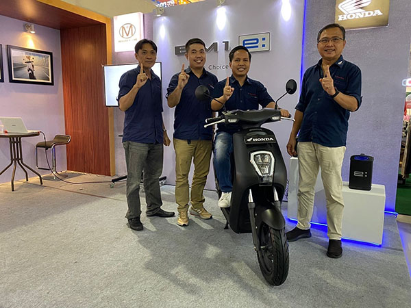 LAUNCHING-Pimpinan PT Menara Agung saat meluncurkan Honda EM1 e: dan EM1 e: PLUS beberapa waktu lalu.