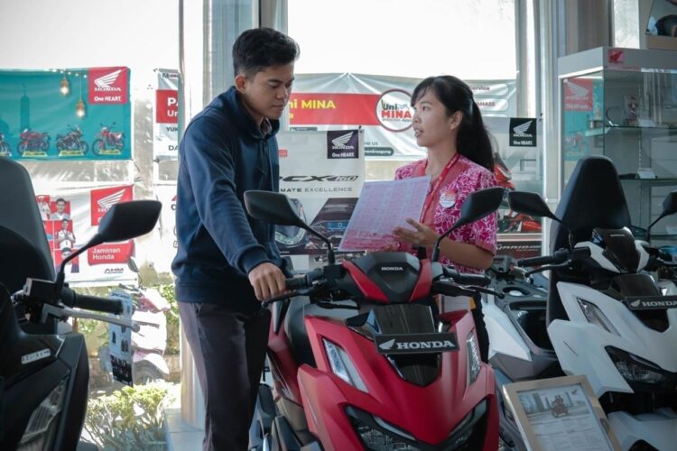 LAYANI KONSUMEN— Sales marketing PT Menara Agung melayani konsumen yang melakukan pembelian Honda Vario 160.