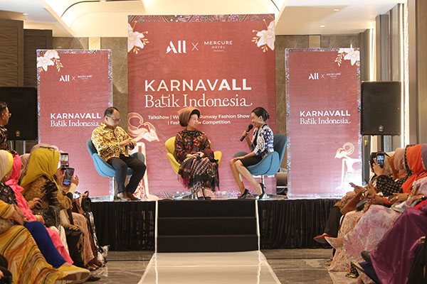 TALK SHOW—General Manager Hotel Mercure Padang bersama ibu-ibu dari komunitas Bunga (Bunda Gaul) dalam kegiatan talkshow Peringatan Hari Batik Nasional, Rabu (16/10).