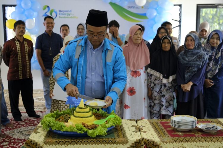 POTONG—Manager UBP Ombilin, I Nyoman Buda saat mmeotong tumpeng pada HUT ke 29 PT PLN Indinesia.