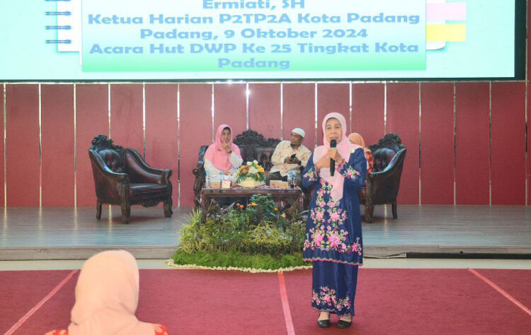 SEMINAR DWP— Pj Ketua DWP Padang Ny Netti Yosefriawan saat membuka Seminar Pencegahan dan Penanganan Kekerasan pada Anak di Balaikota Padang, Rabu (9/10).