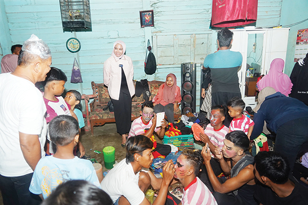 KESENIAN TRADISIONAL— Calon Bupati Kabupaten Dharmasraya, Annisa Suci Ramadhani bersama pemain kesenian tradisional Kuda Lumping di Jorong Aur Jaya, Kenagarian Koto Padang, Minggu (13/10).