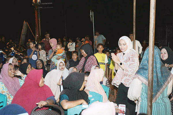 SILATURAHMI— Calon Bupati Kabupaten Dharmasraya, Annisa Suci Ramadhani saat mengunjungi Kecamatan Koto Besar, Rabu (16/10)