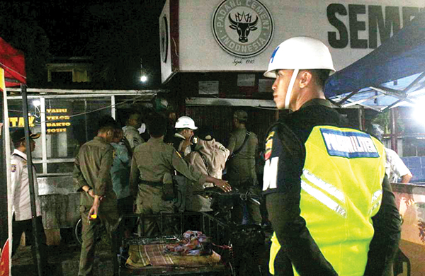 PENGAWASAN PJU— Pengawasan PJU dilakukan tim gabungan Bapenda Kota Padang, dengan menyisiri pedagang di kawasan Pasar Baru Unand dan taman Balaikota Padang.