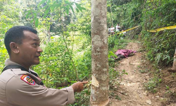 TEWAS— Korban Boyong Herman (64) tewas bersimbah darah akibat dibunuh di kebun karet. Sedangkan pelakunya berhasil ditangkap enam jam usia mayat korban ditemukan.