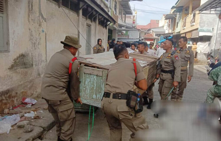 PENATAAN PKL— Petugas Satpol PP melakukan penataan dan menertibkan PKL yang masih berjualan menggunakan fasum di kawasan Pasar Tanah Kongsi, Jumat (25/10).