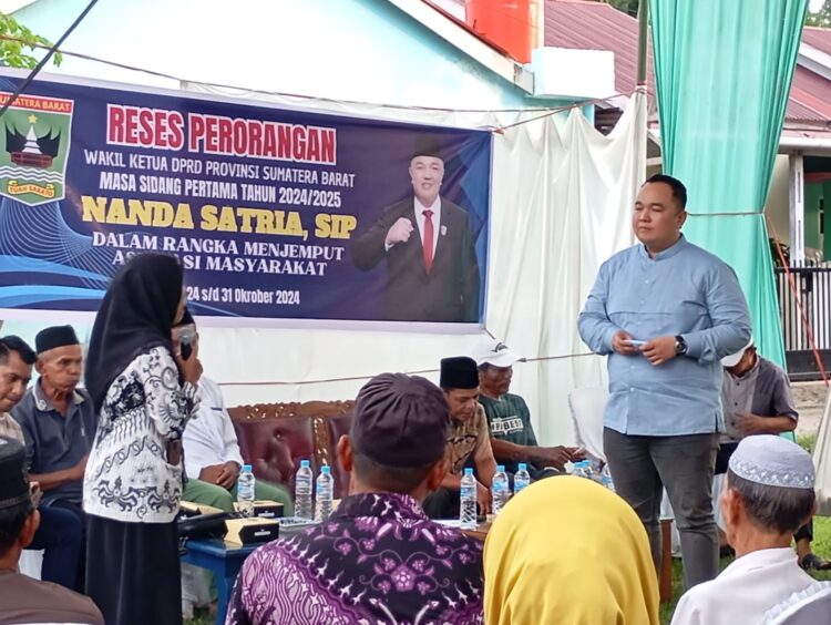 bertemu warga--Wakil Ketua DPRD Sumbar Nanda Satria melaksanakan bertemu warga saat kegiatan reses di Padang Sarai, Koto Tangah.