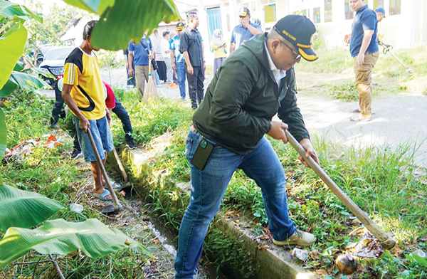 BAGORO DI ALAI PARAK KOPI— Pj  Wali Kota Padang Andree Algamar meninjau pelaksanaan Padang Bergoro di Kelurahan Alai Parak Kopi, Kecamatan Padang Utara, Minggu (27/10).