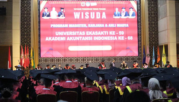 PELEPASAN WISUDAWAN— Rektor Unes Prof. Sufyarma Marsidin, melepas 1.152 wisudawan dalam prosesi wisuda Universitas Eka Sakti (Unes) ke-59 dan Akademi Akutansi Indonesia (AAI) ke-68, di Auditorium UNP, Sabtu (26/10).