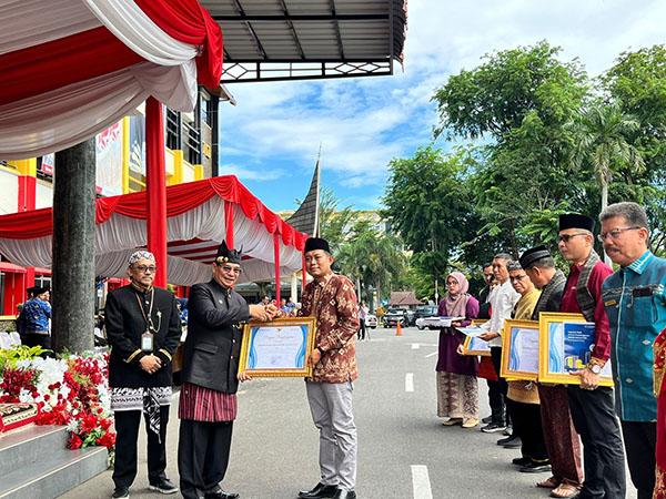 penghargaan --Kabupaten Sijunjung kembali memperoleh penghargaan dari BPSProvinsi Sumbar dalam pelaksanaan Evaluasi Pelaksanaan Statistik Sektoral (EPSS) tahun 2024.