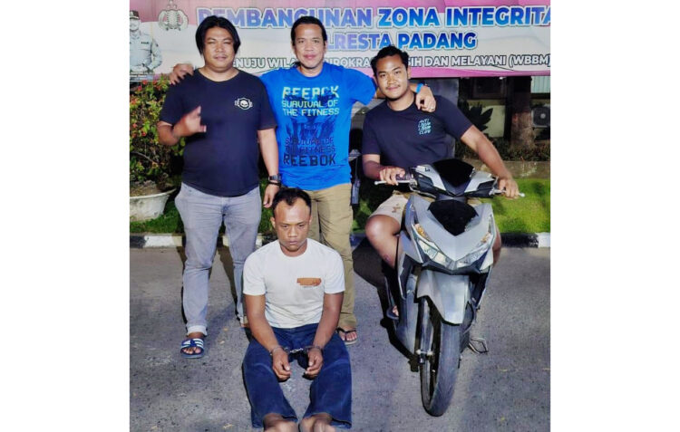 CURI MOTOR— Pelaku Andri Gusto (30) yang terlibat kasus pencurian sepeda motor ditangkap Tim Klewang Polresta Padang.